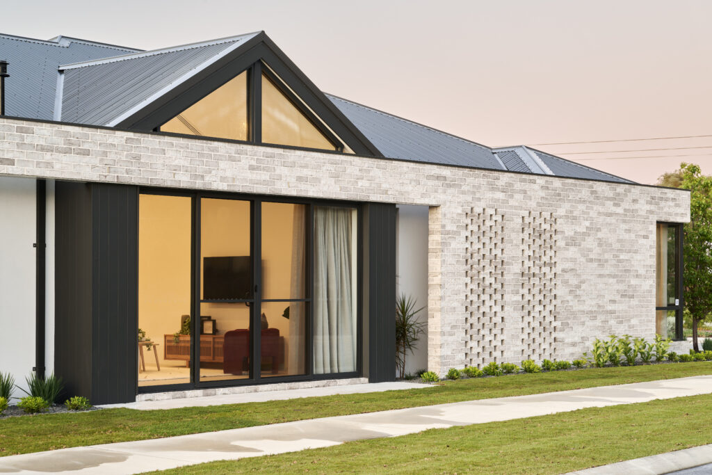 186834469 1770879844 109644 043