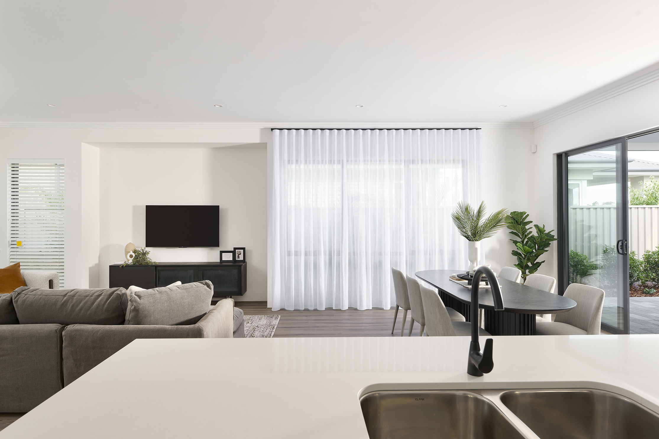 190237572 1772607201 294008 021