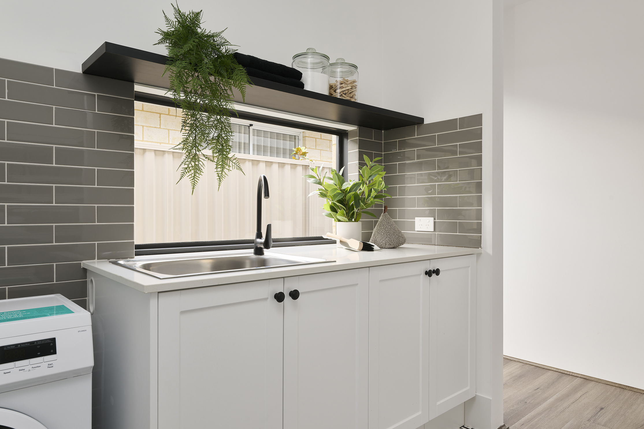 190237591 1772607208 111308 027