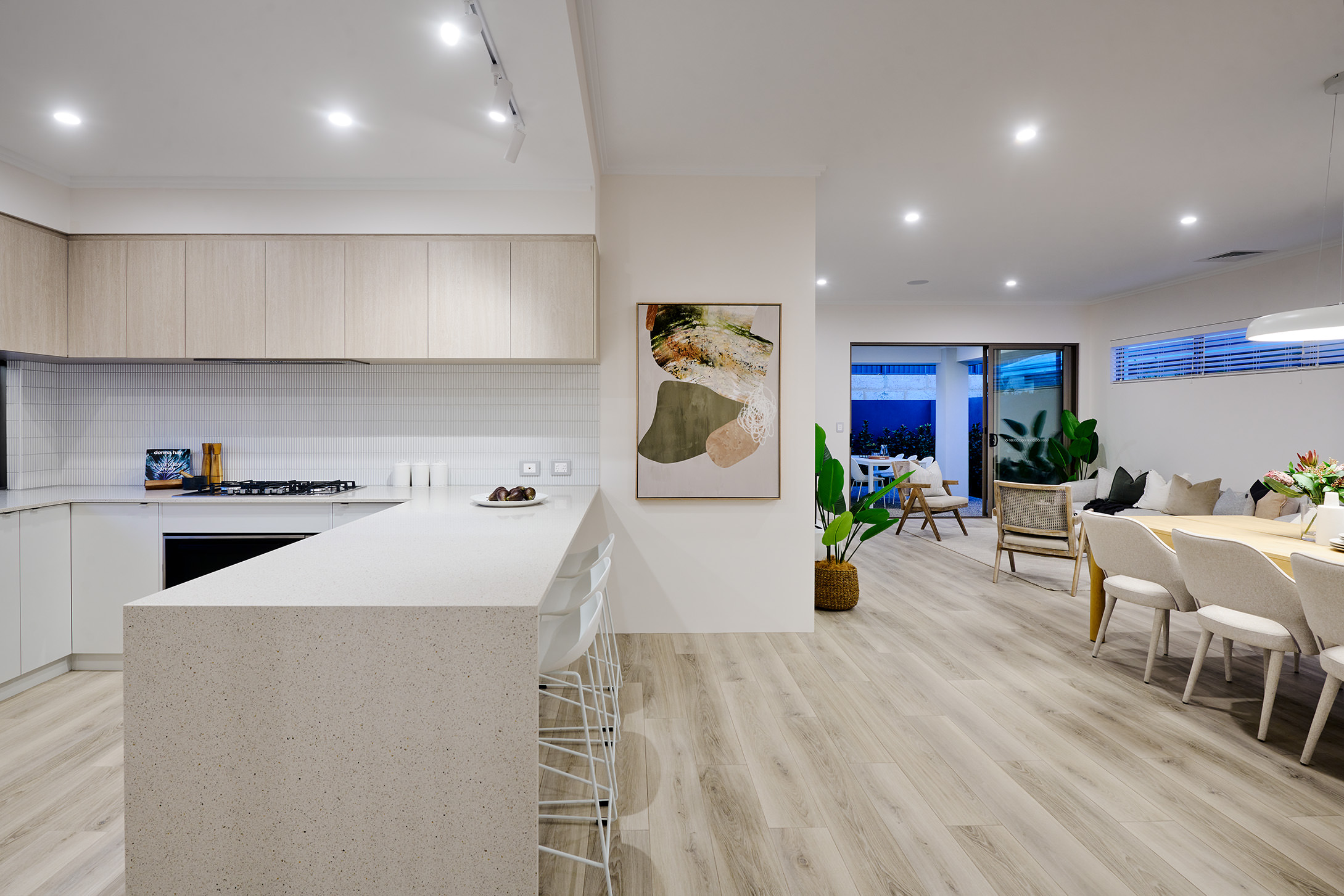 190238361 1772607713 99304 037