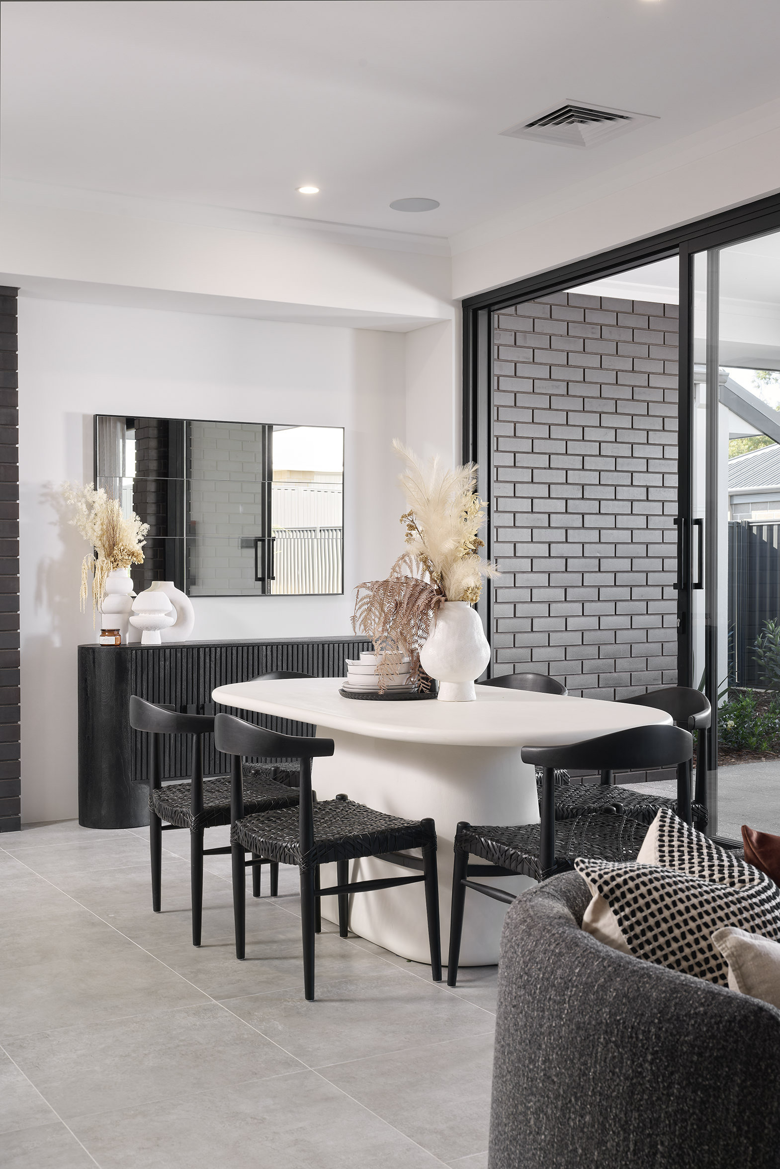 190245739 1772614689 114062 010